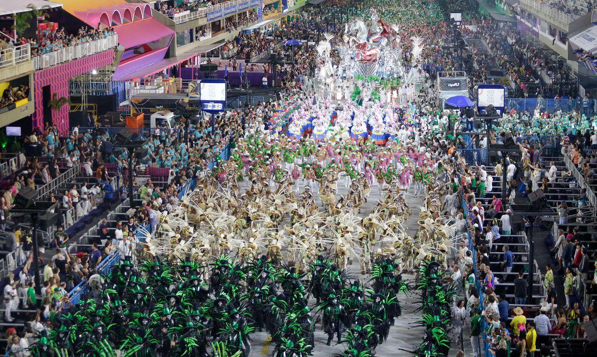 RJ: ingressos para desfile das escolas de samba começam a ser vendidos