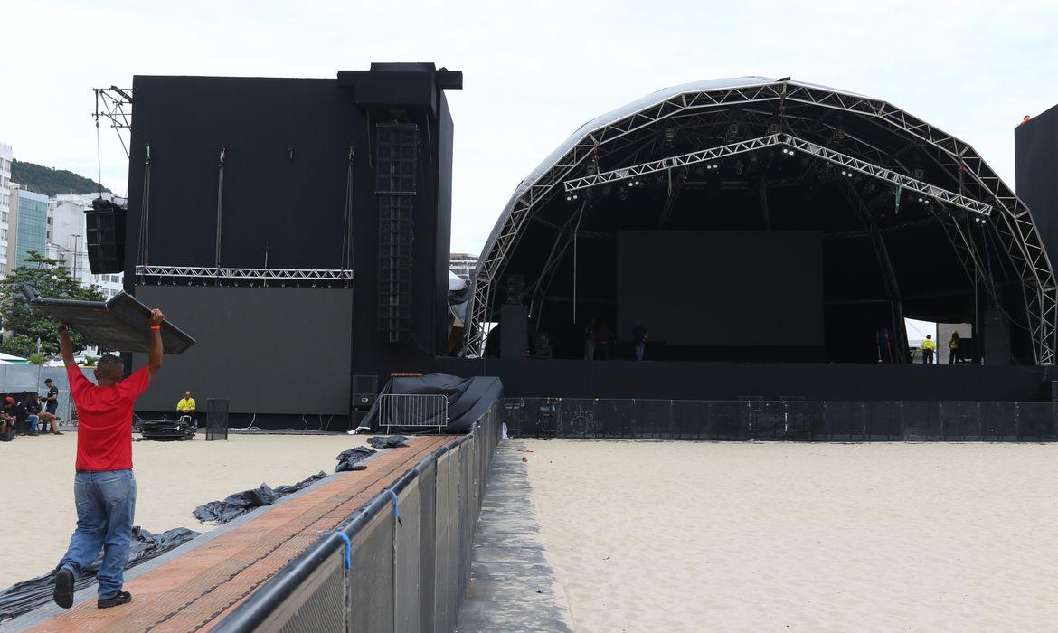 Turistas se preparam para virada do ano em Copacabana