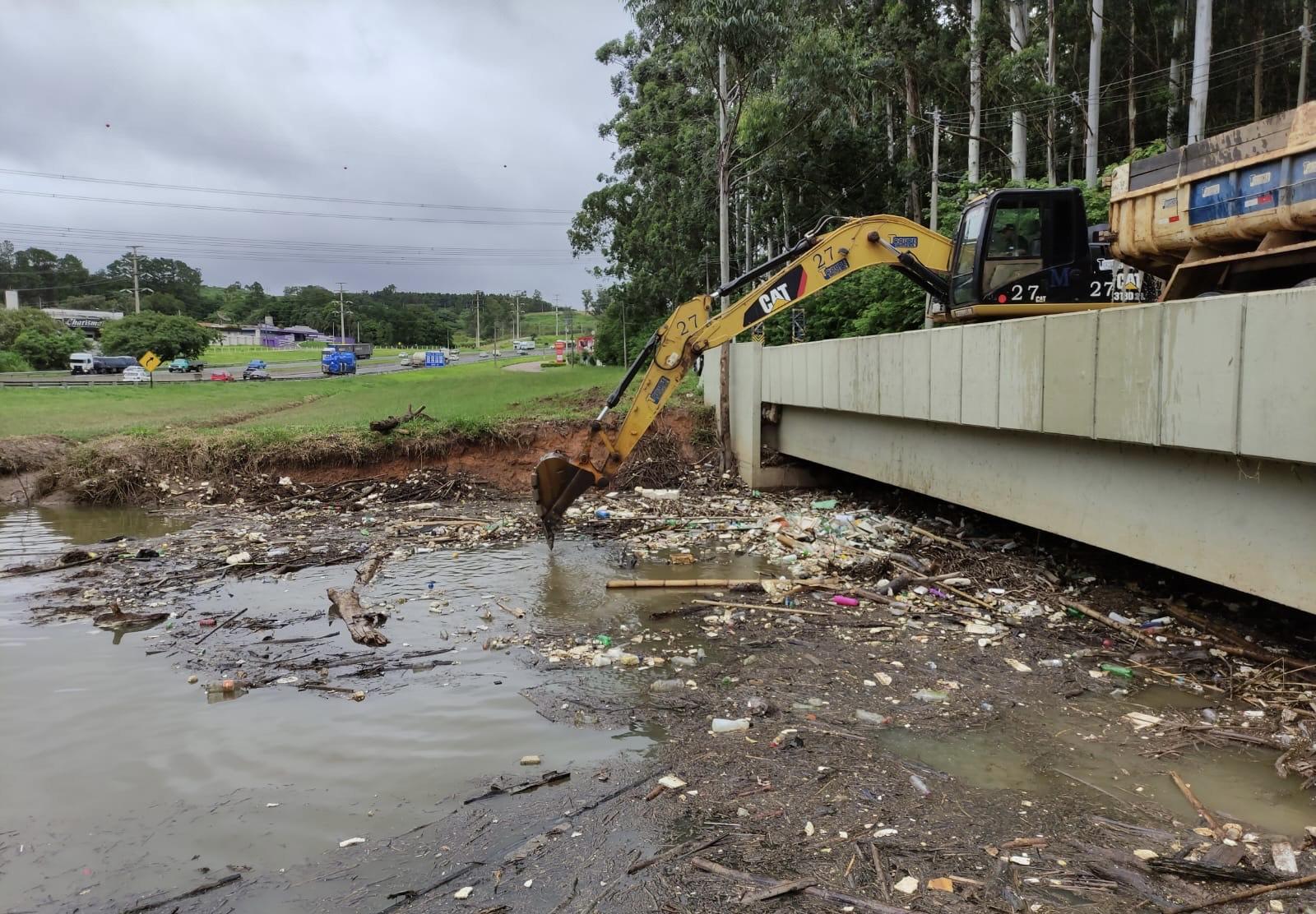 Após tempestade e acúmulo de sujeira, Valinhos limpa Ribeirão Pinheiros