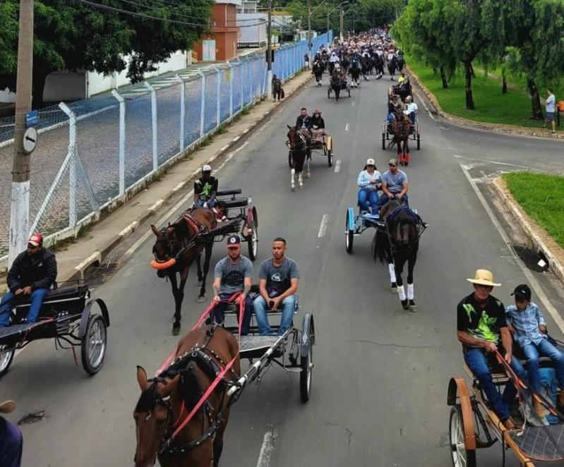 Desfile de Muladeiros reuniu mais de mil pessoas em cavalos e charretes