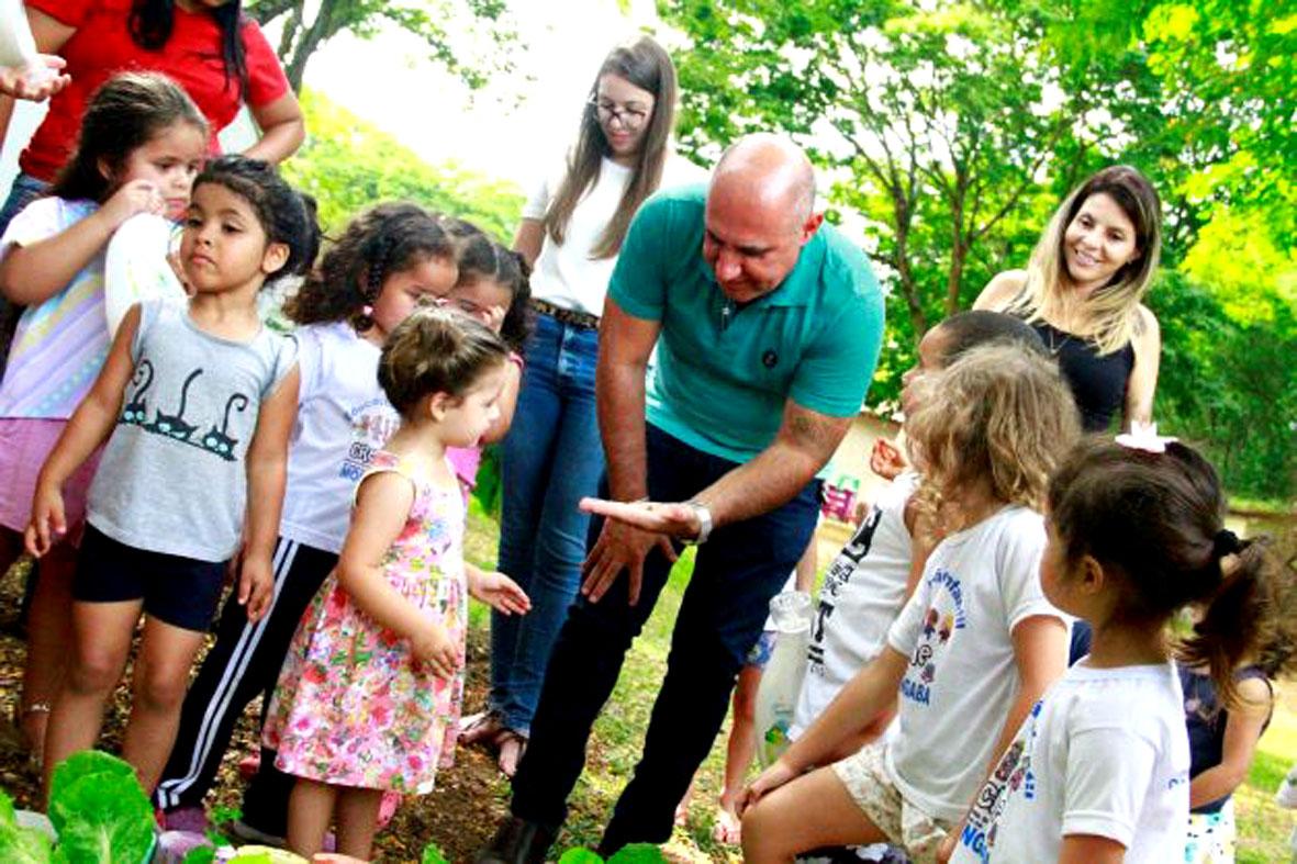 Em Morungaba: Crianças cultivam horta na creche em projeto de alimentação saudável