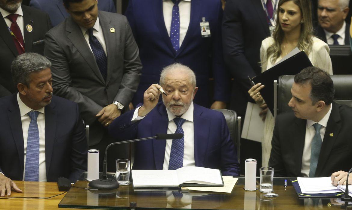 Livro de posse e faixa presidencial que Lula usou são oficiais