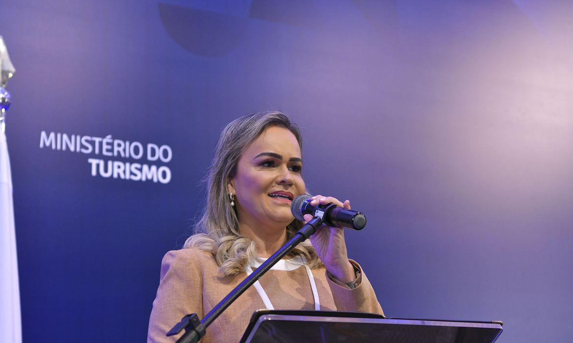 Ministra quer reduzir preço de passagens para incentivar o turismo