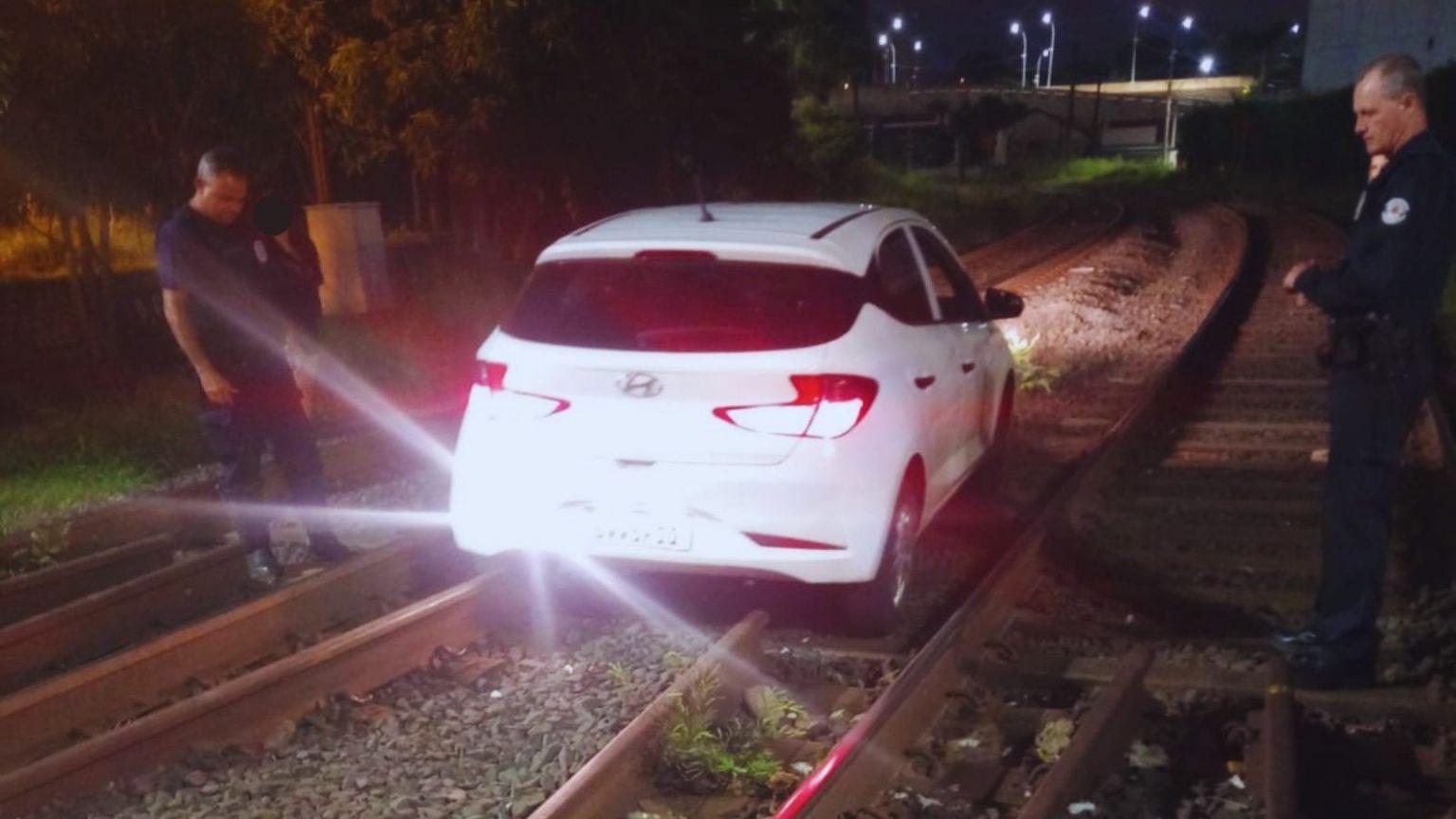 Motorista “entala” carro na linha do trem em Americana