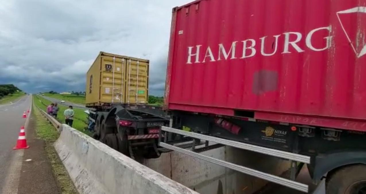 Motorista perde controle e caminhão fica pendurado em viaduto na SP-340