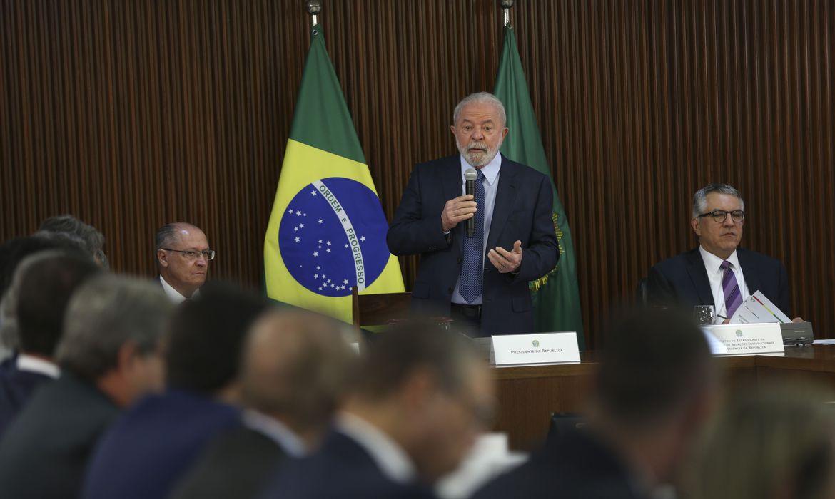 Perdas com ICMS: “Vamos ter que discutir”, diz Lula a governadores 