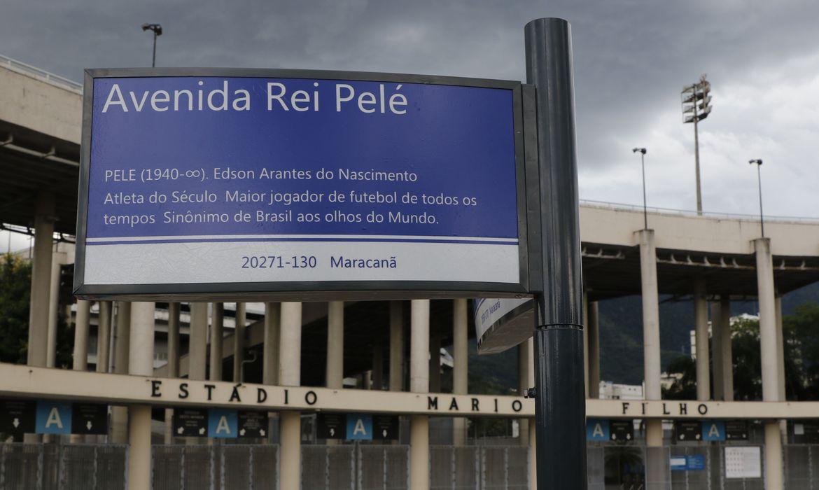 Prefeitura instala placas da Avenida Rei Pelé, em frente ao Maracanã