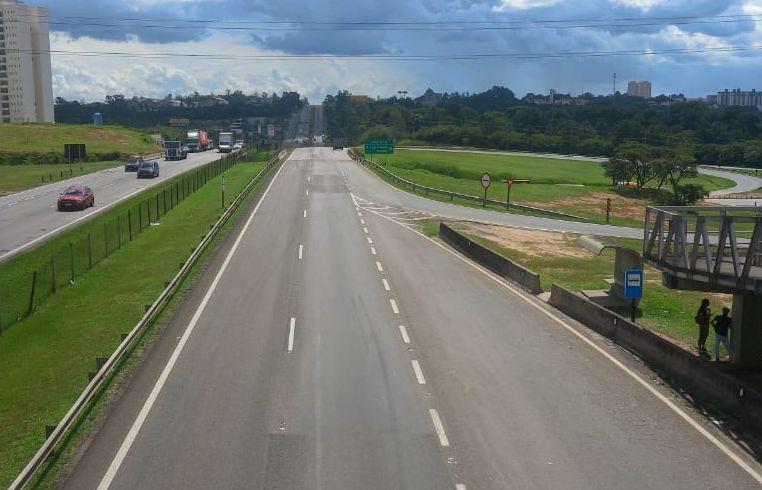 Rodovia Dom Gabriel está bloqueada após cratera engolir asfalto em Jundiaí