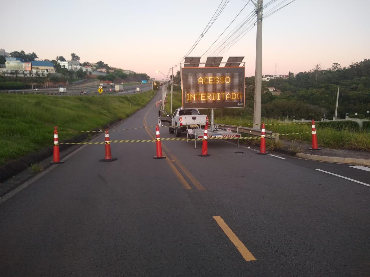 Rota das Bandeiras faz bloqueio de via local no bairro Parque dos Jacarandás, em Campinas