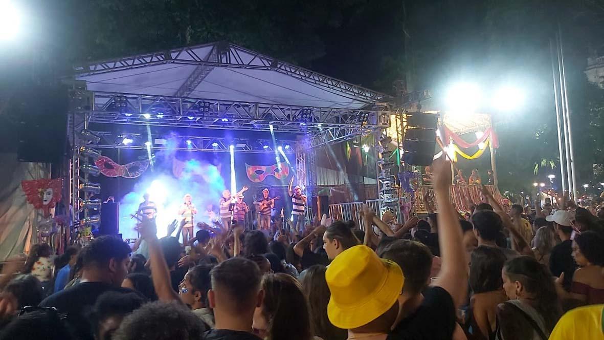 Domingo na Praça da Bandeira reúne público de 15 mil pessoas