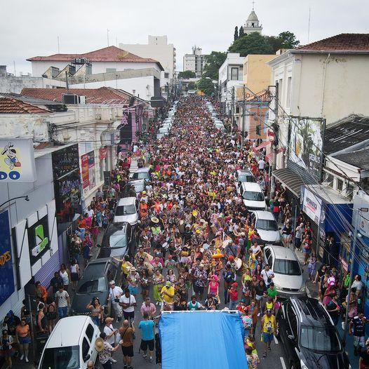 Cerca de 15 mil estiveram na Praça da Bandeira no domingo de Carnaval