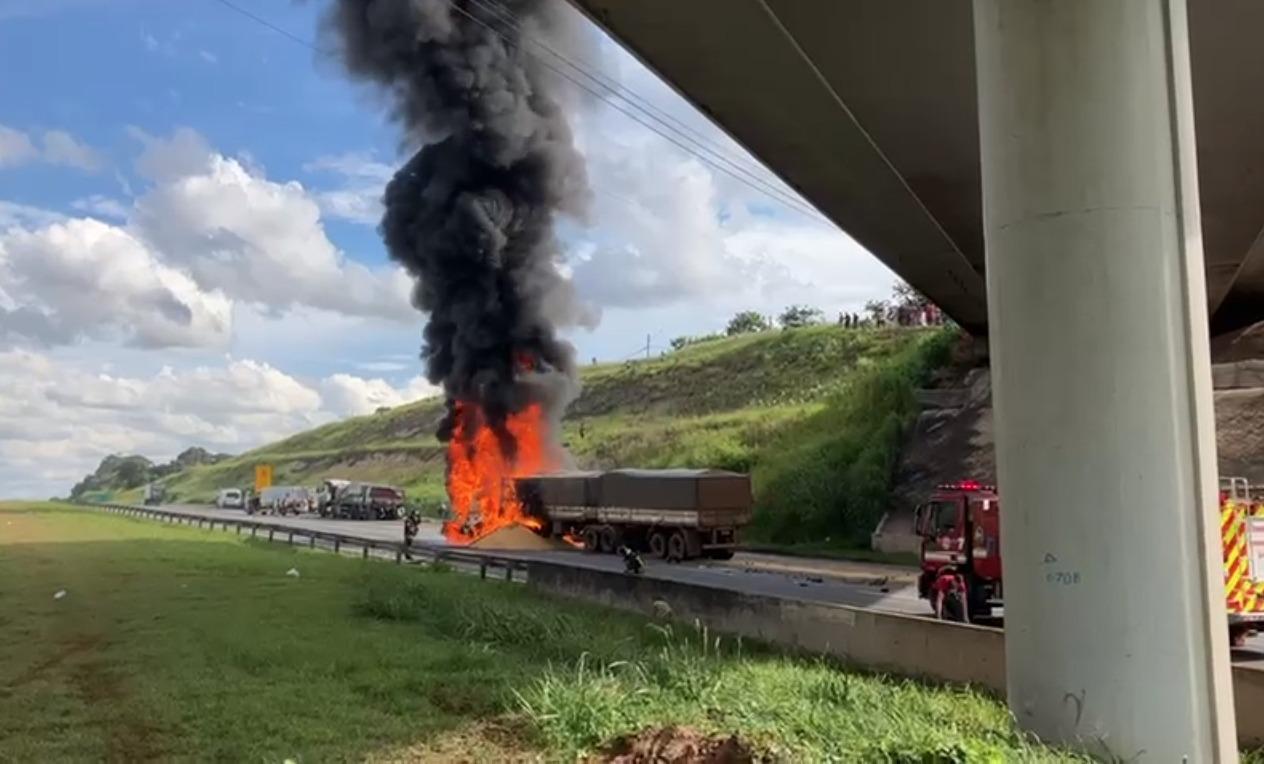 Colisão entre carretas bloqueia Rod. dos Bandeirantes, em Campinas