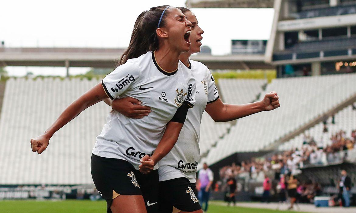 Corinthians derrota Inter e se garante na final da Supercopa do Brasil