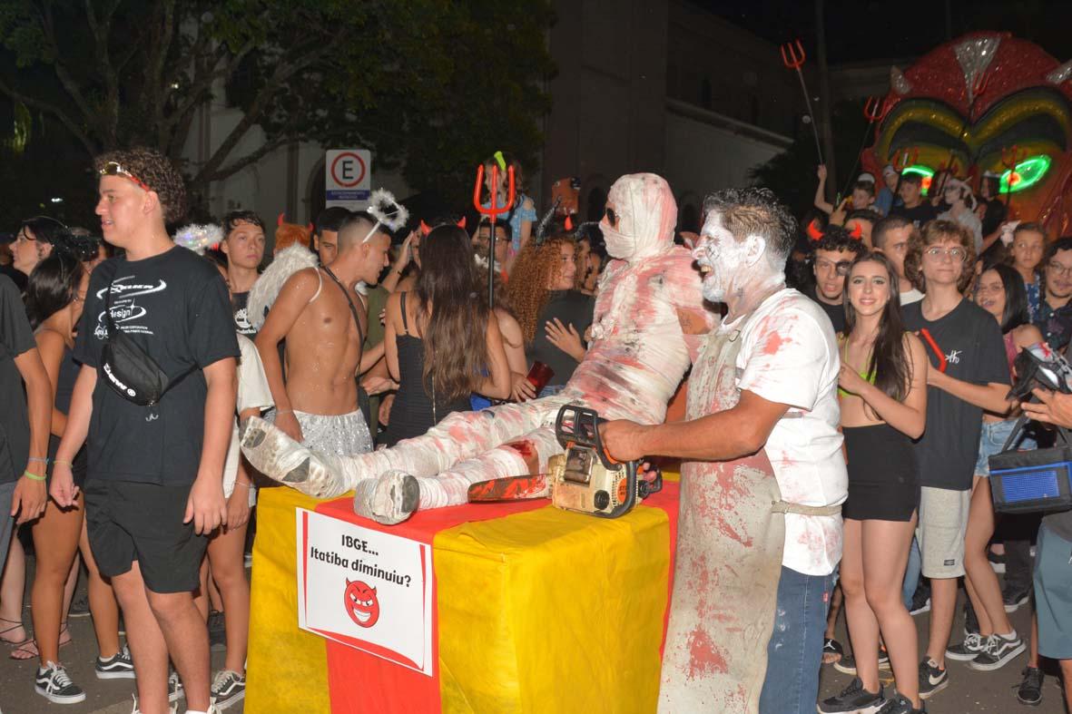 Folia em Itatiba tem início com desfile do Bloco Demônios Acadêmicos da Benjamin