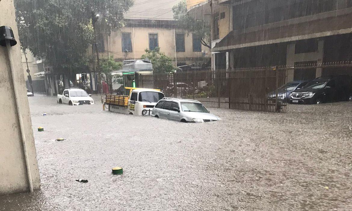 Homem e criança morrem durante temporal no Rio de Janeiro