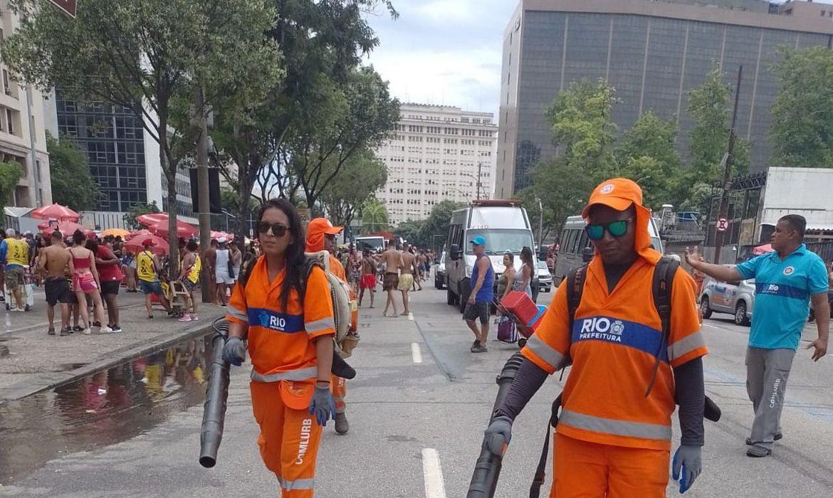 Mais de 66 toneladas de lixo foram recolhidas do Sambódromo no Rio