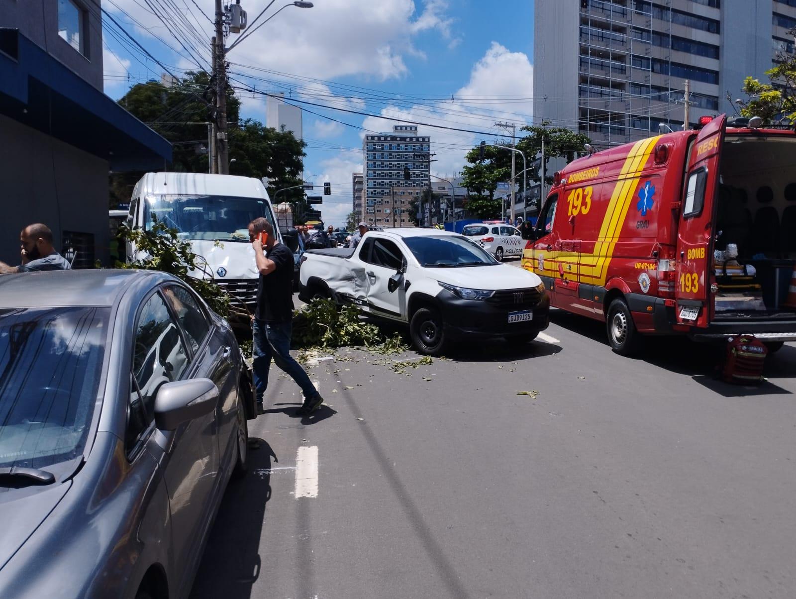 Motorista passa mal, atinge carros e árvore e atropela pedestres em Campinas