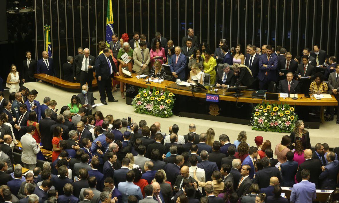 Parlamentares tomam posse na Câmara dos Deputados