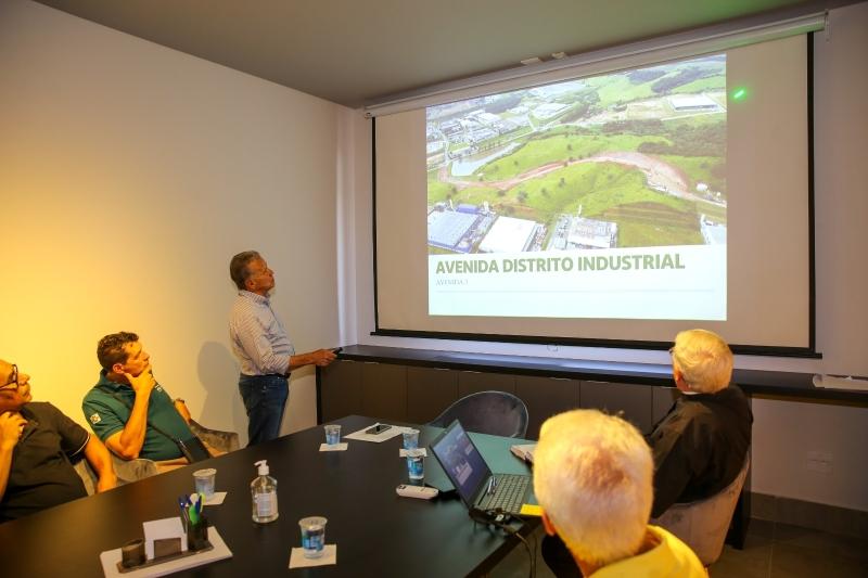 Prefeito de Vinhedo apresenta pacote de obras para lideranças católicas