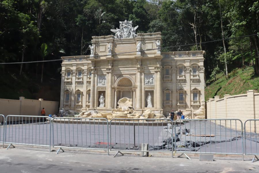 Réplica da Fontana di Trevi é construída em Serra Negra