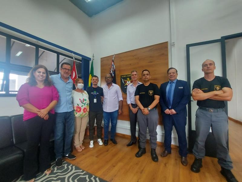 Secretário de Valinhos visita instalações da Polícia Militar de Campinas para conhecer projeto equoterapia