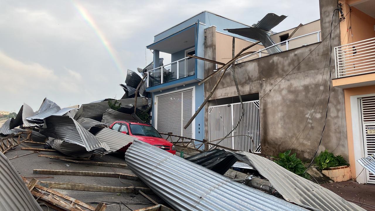 Treze pessoas feridas após estrutura metálica voar sobre casas em Indaiatuba