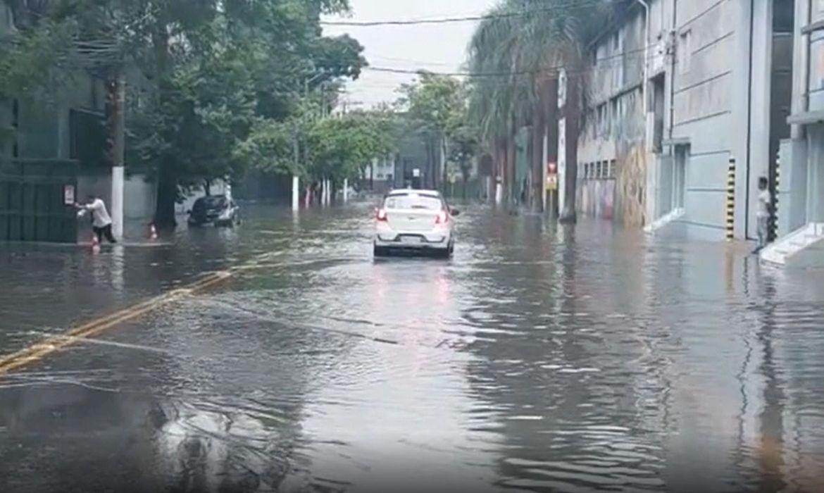 Uma pessoa morreu e outra segue desaparecida após temporal em SP