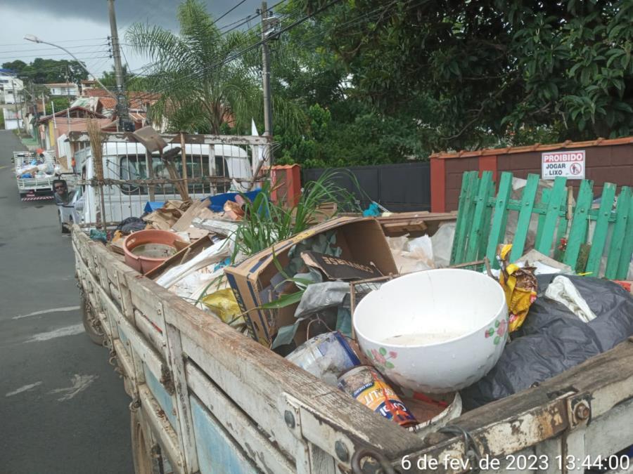 Vigilância Sanitária recolhe dois caminhões de lixo acumulados em casa na cidade de Amparo