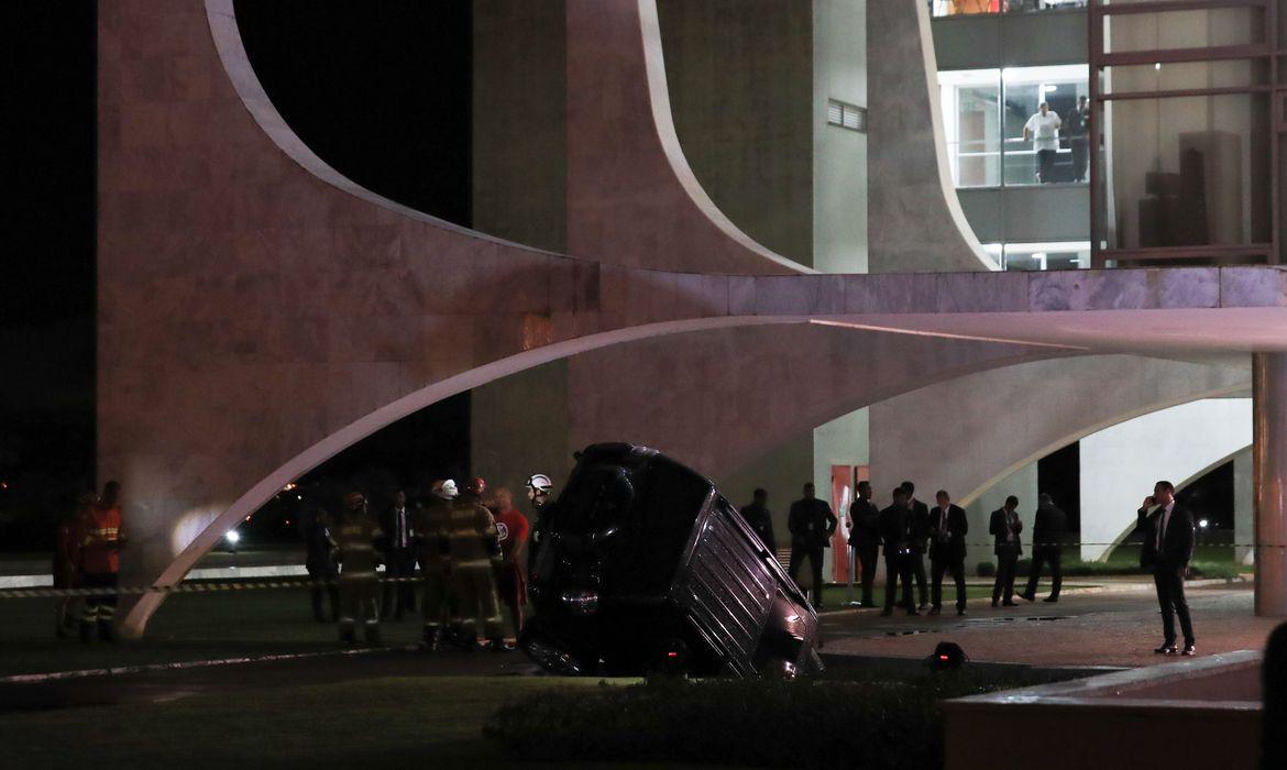 Carro cai em espelho d'água do Palácio do Planalto