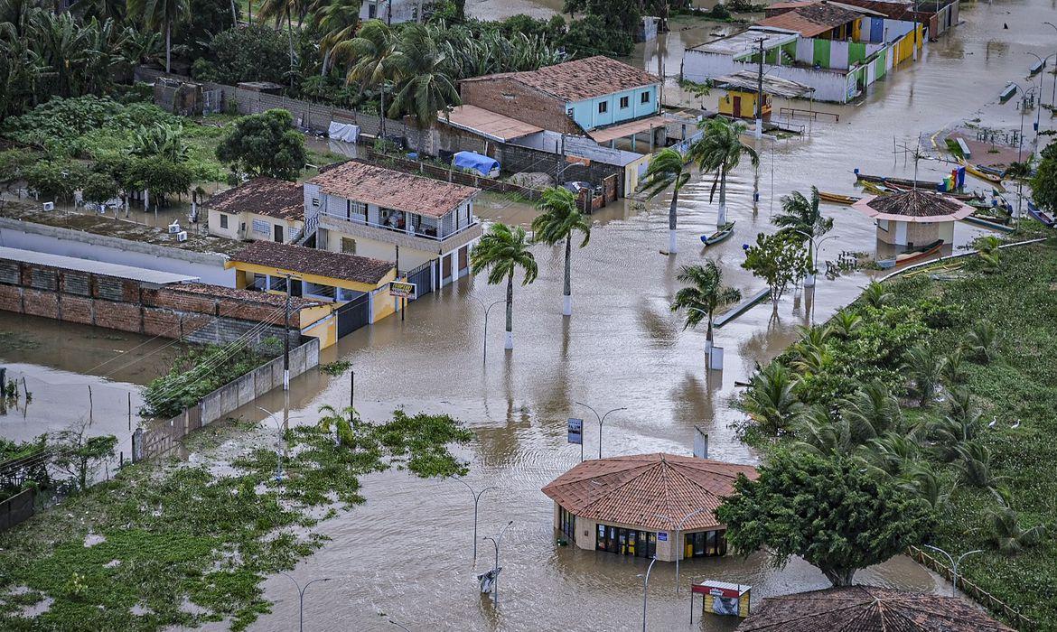 Cartilha ensina como limpar casa após enchentes