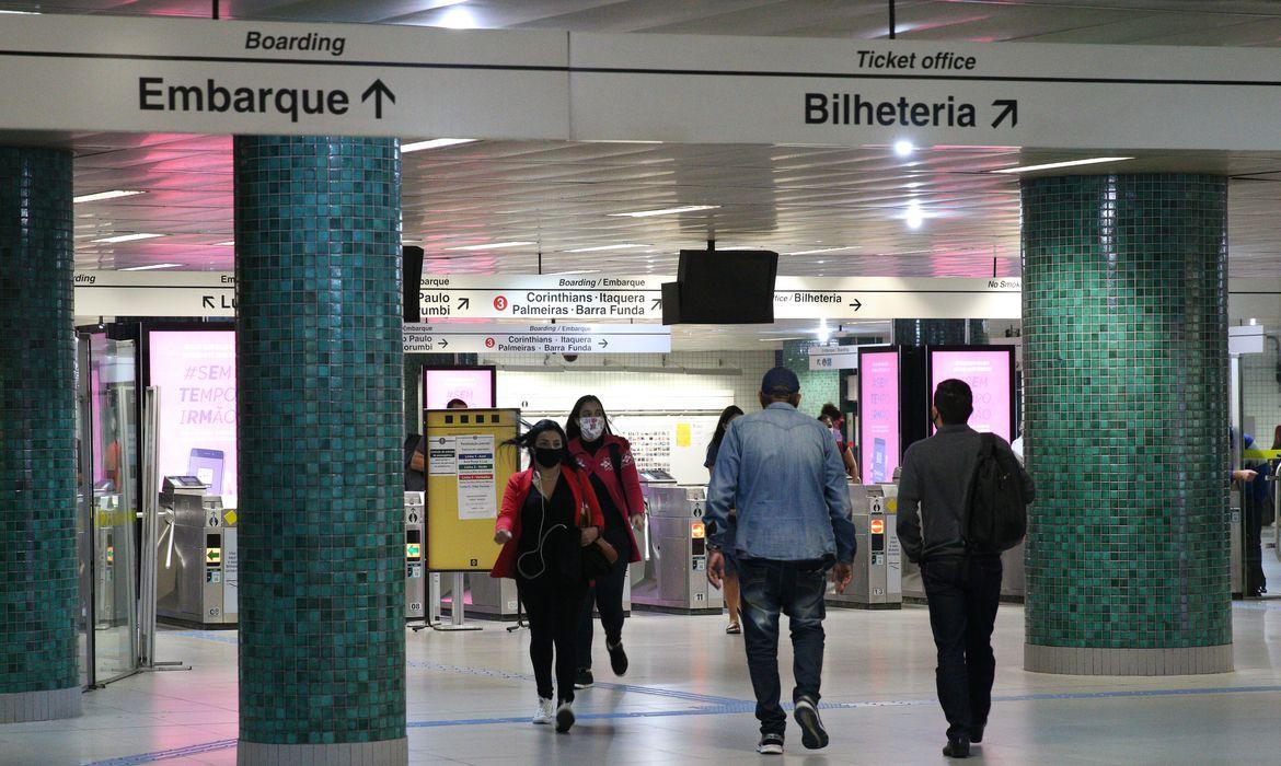 Com metroviários em greve, três linhas de metrô estão paradas, em SP