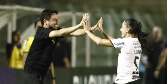 Corinthians vence o Athletico-PR e segue com 100% de aproveitamento