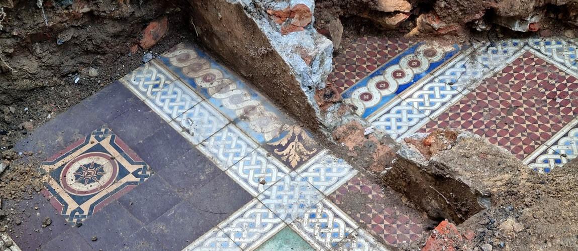 Escavação arqueológica descobre piso histórico soterrado nos jardins do Palácio do Catete (RJ)