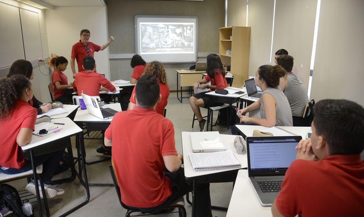 Especialistas pedem revogação do novo ensino médio