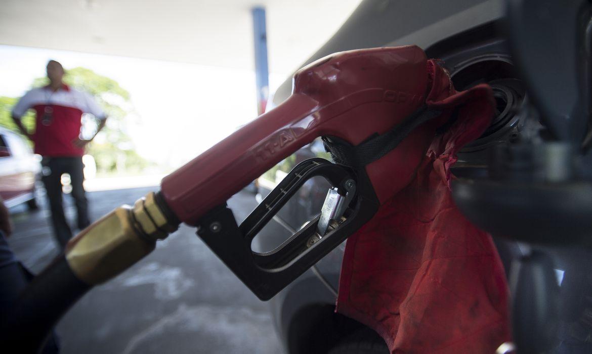 Governo dá prazo de 5 dias para denúncia de preço abusivo da gasolina