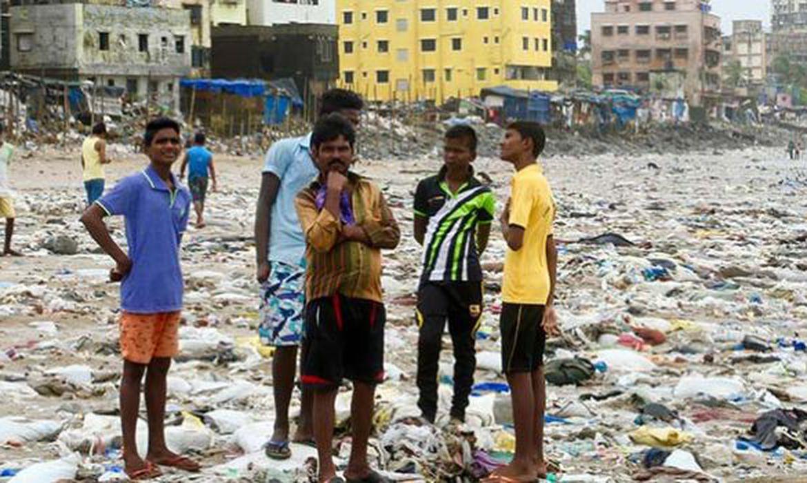 Mundo joga um caminhão de lixo, por minuto, nos oceanos