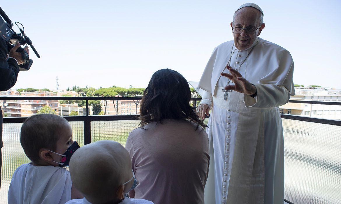 Papa está bem, mas ficará ainda uns dias no hospital, informa Vaticano