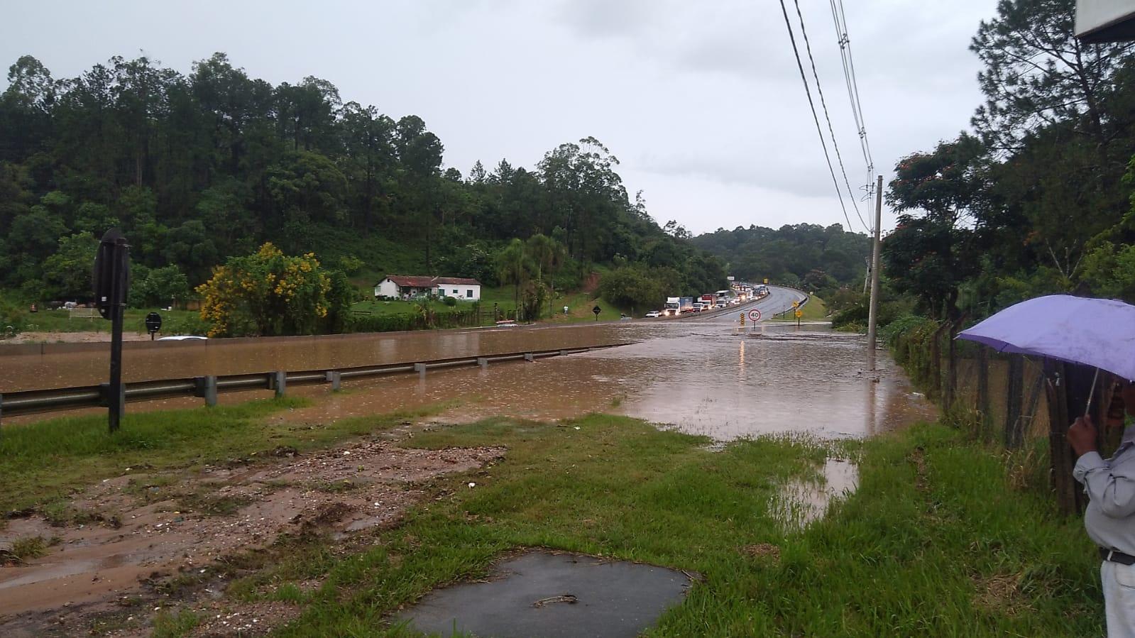 Rodovia Itatiba-Jundiaí teve tráfego interrompido devido as chuvas desta terça