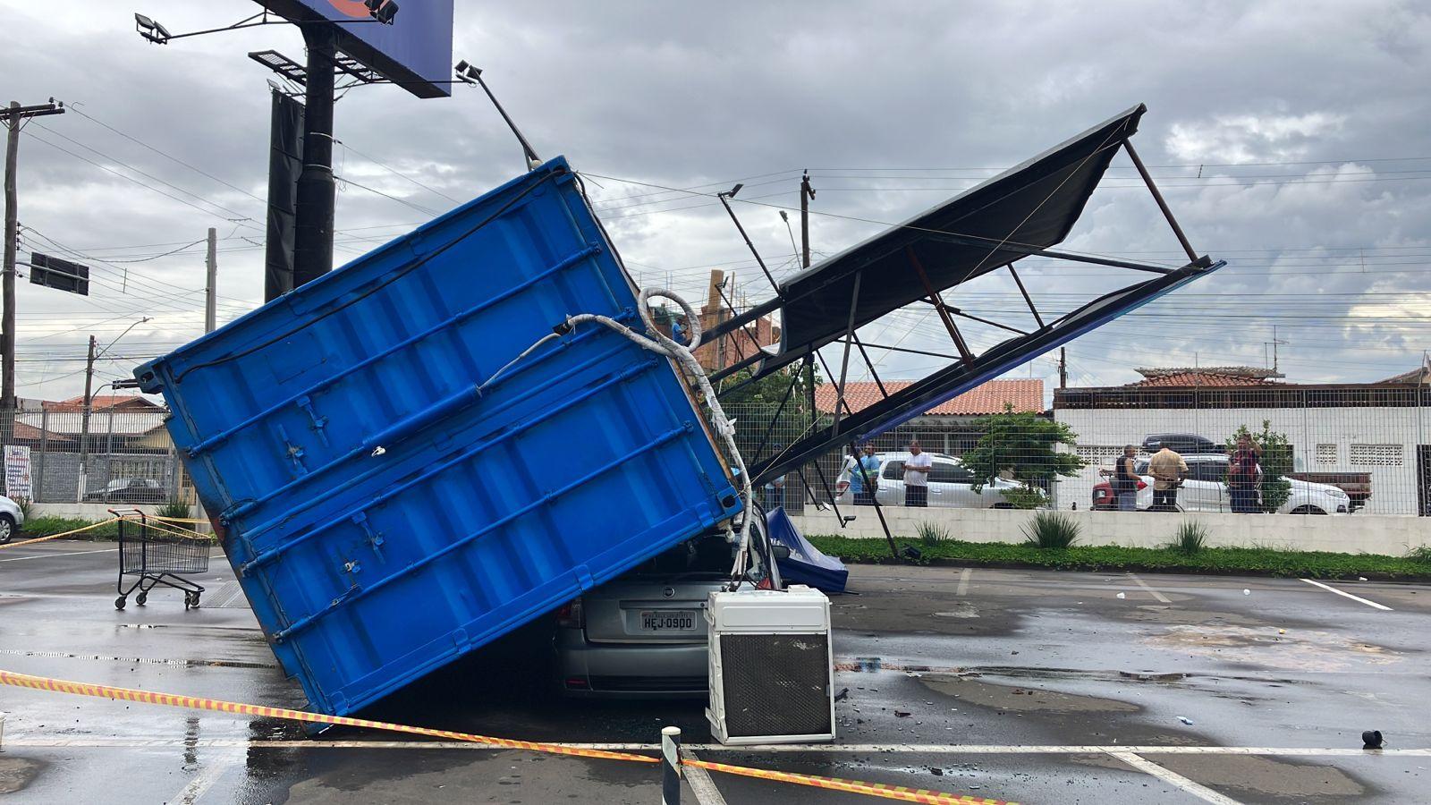 Temporal derruba stand de vendas em Monte Mor