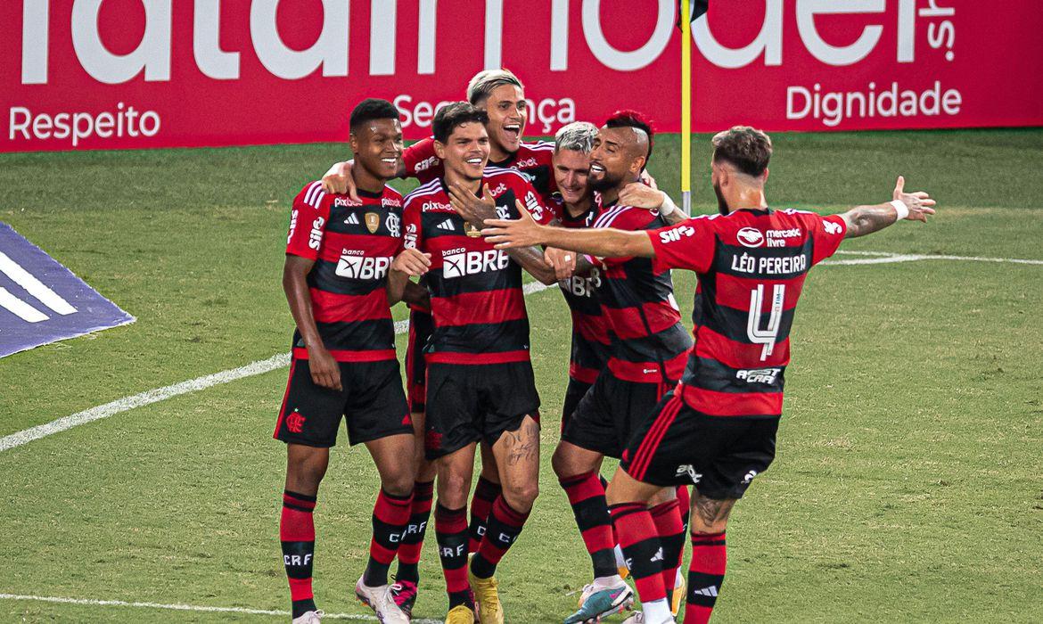 Flamengo espanta má fase e vence Coritiba na estreia do Brasileirão