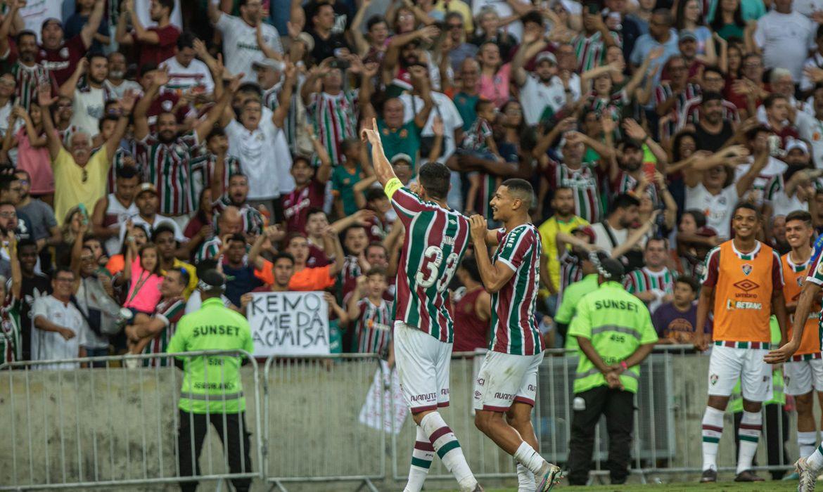 Fluminense derrota Athletico-PR e permanece na ponta do Brasileiro