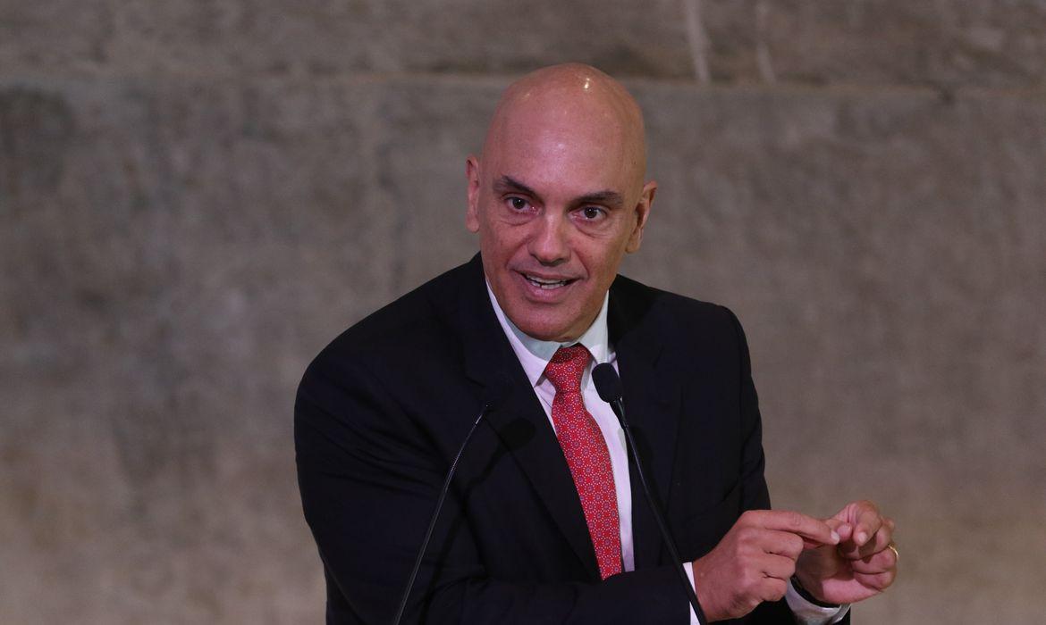 Moraes dá 48 horas para PF ouvir ex-ministro do GSI 