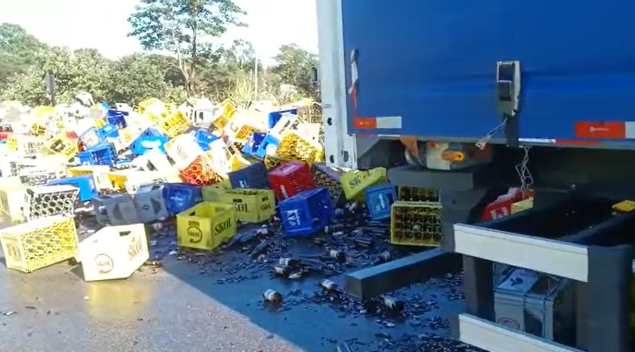 Caixas de cerveja caem de caminhão e bloqueiam rodovia em Jaguariúna