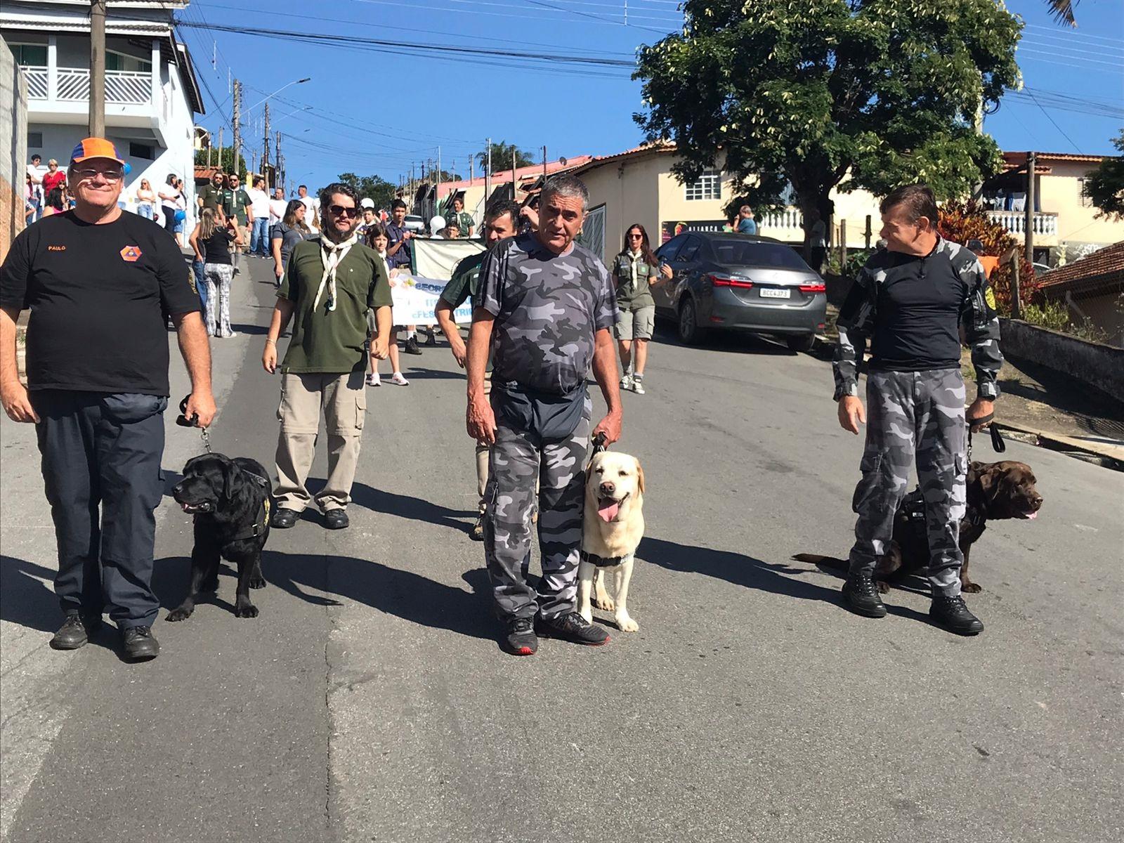 Canil da Defesa Civil de Itatiba participa do aniversário de Pinhalzinho