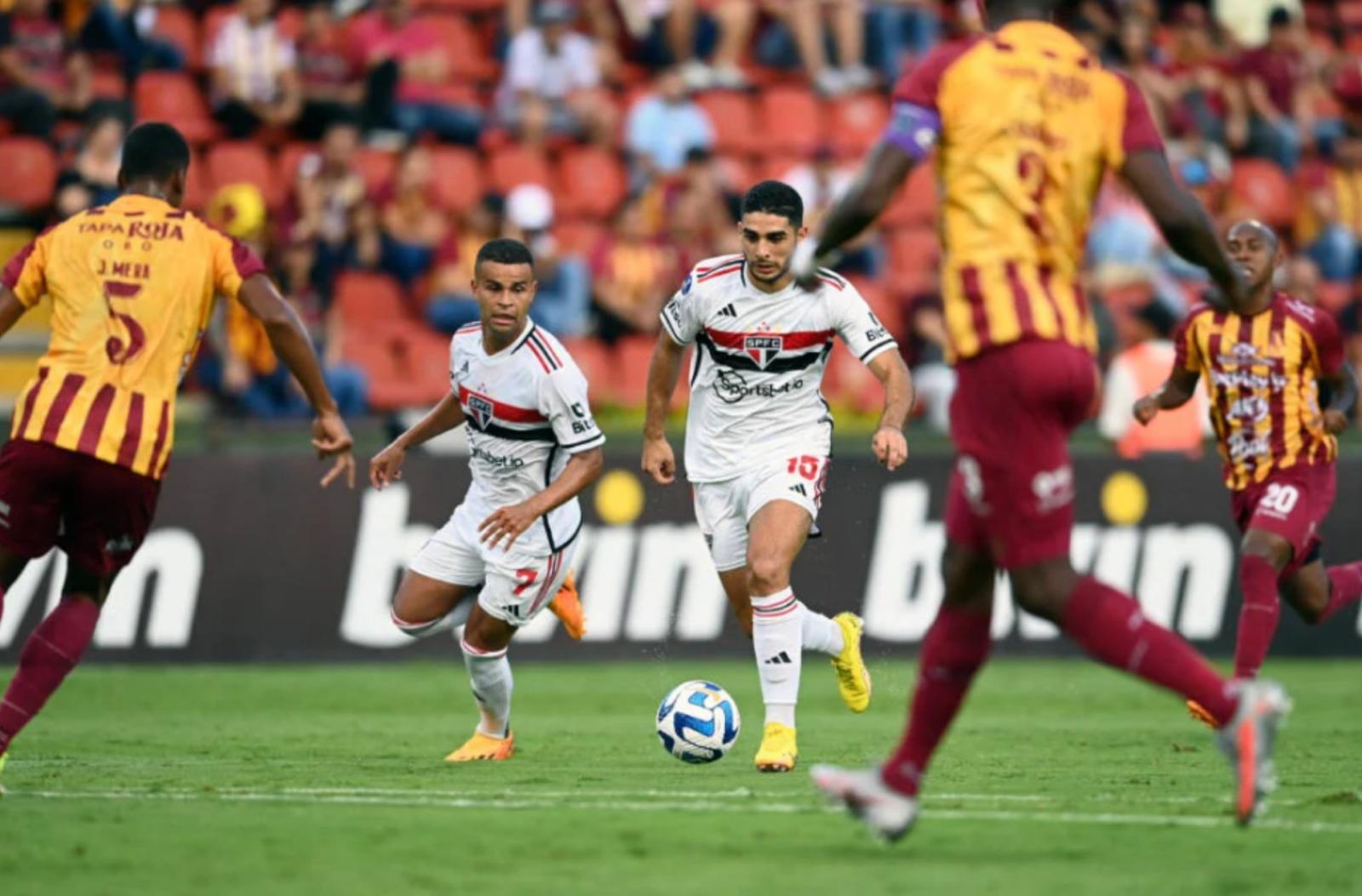 São Paulo arranca empate do Tolima e segue na liderança do grupo