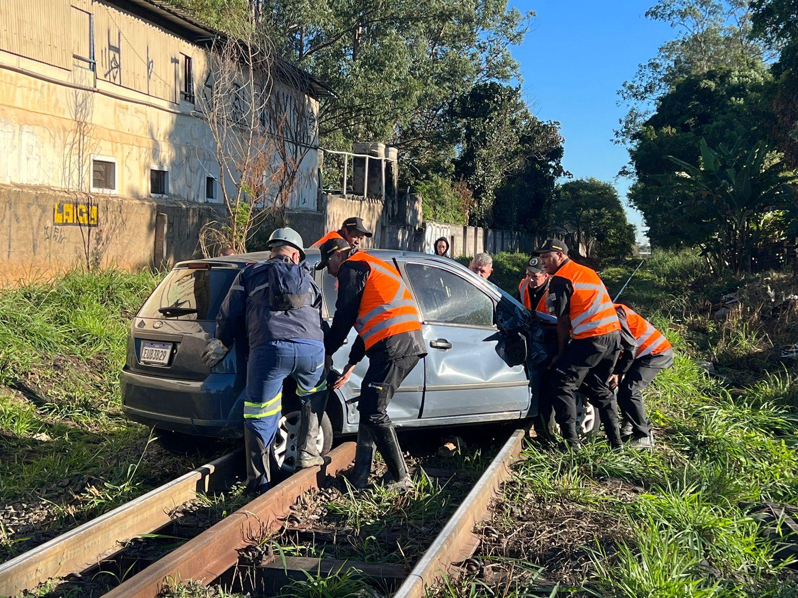 Carro cruza preferencial e é atingido por trem em Campinas