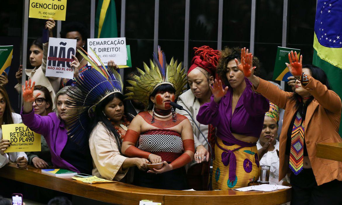 Conselho de Ética da Câmara abre representação contra seis deputadas