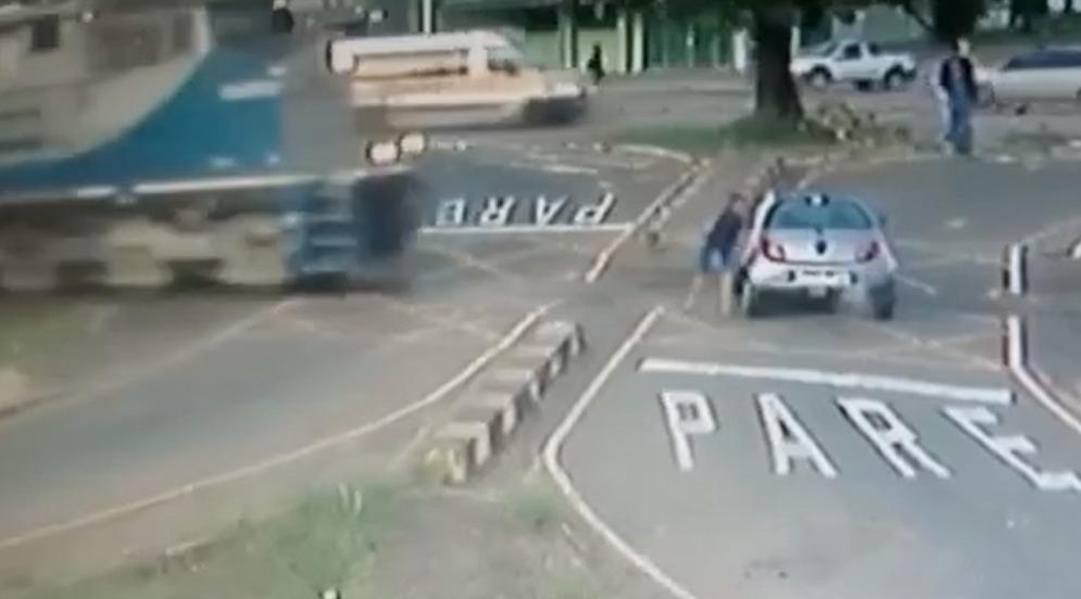 Motorista cruza linha férrea e carro é atingido por locomotiva em Sumaré