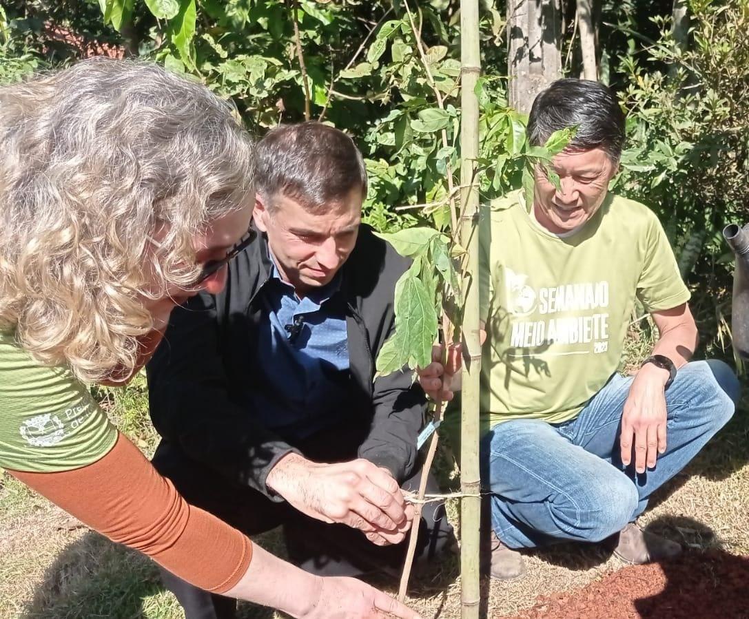 Prefeitura planta árvore simbólica para marcar início do Jardim Botânico de Itatiba