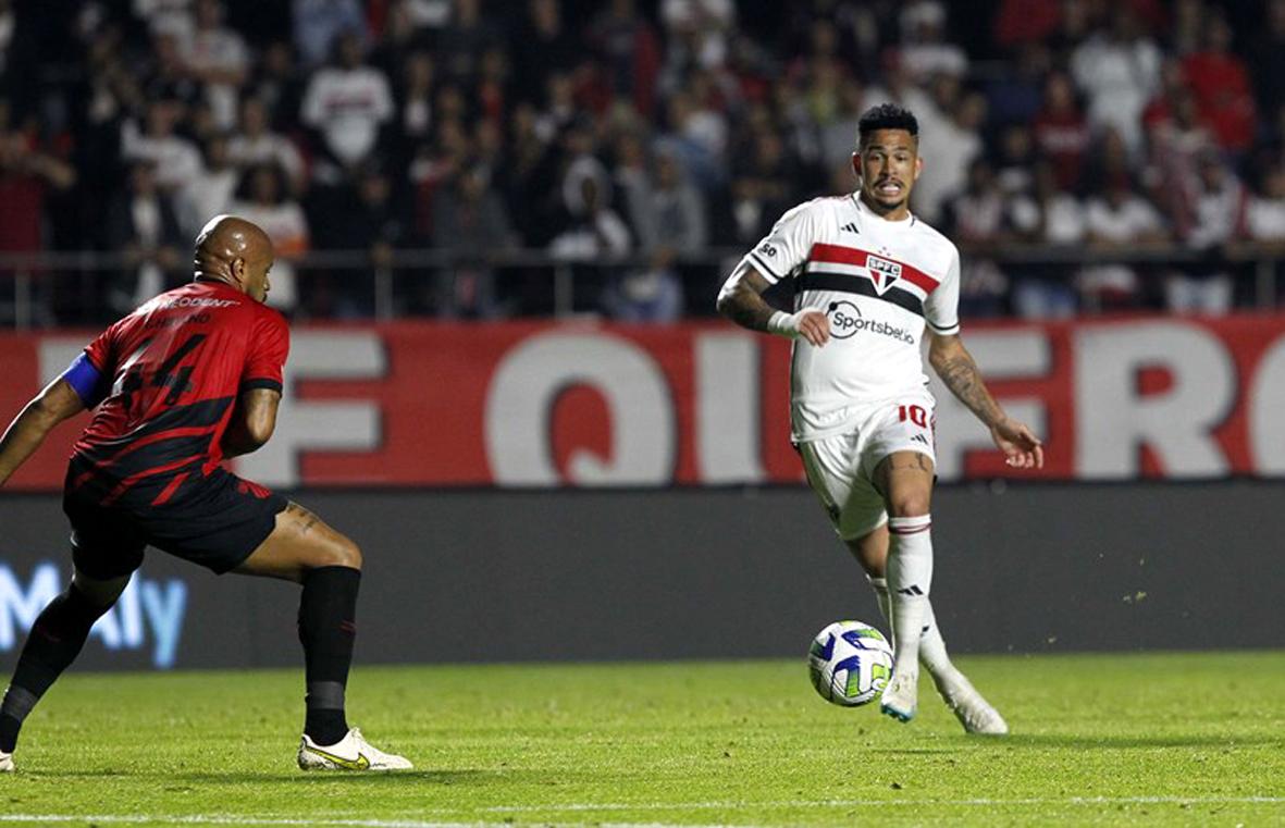  São Paulo vence Athletico de virada e cola no G4